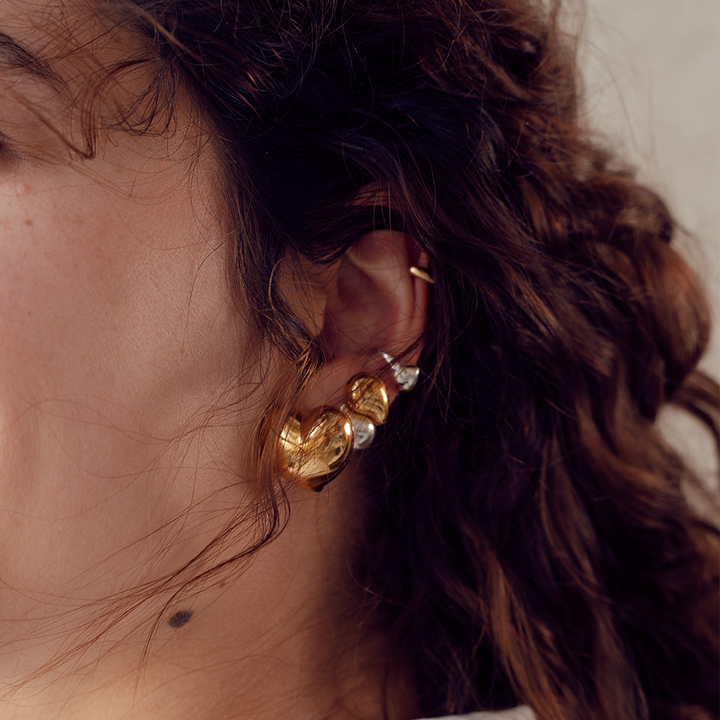 Ear studs in organic shape gold