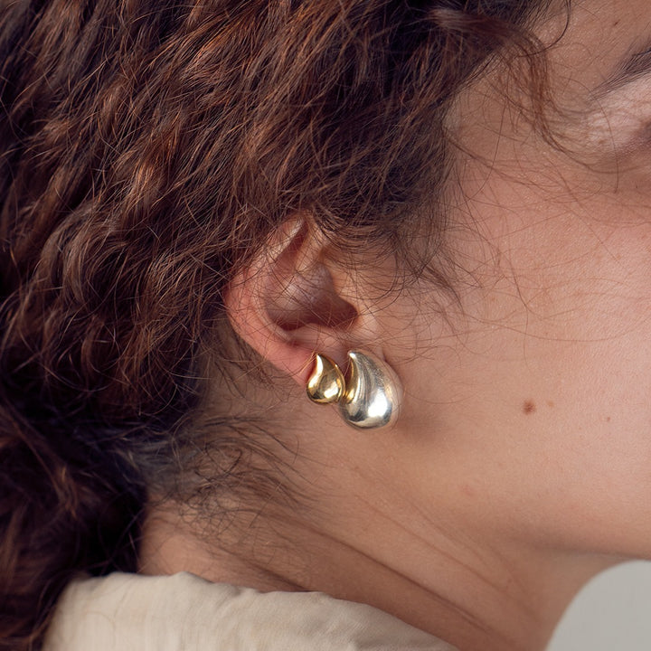 Organic drop-shaped ear studs silver