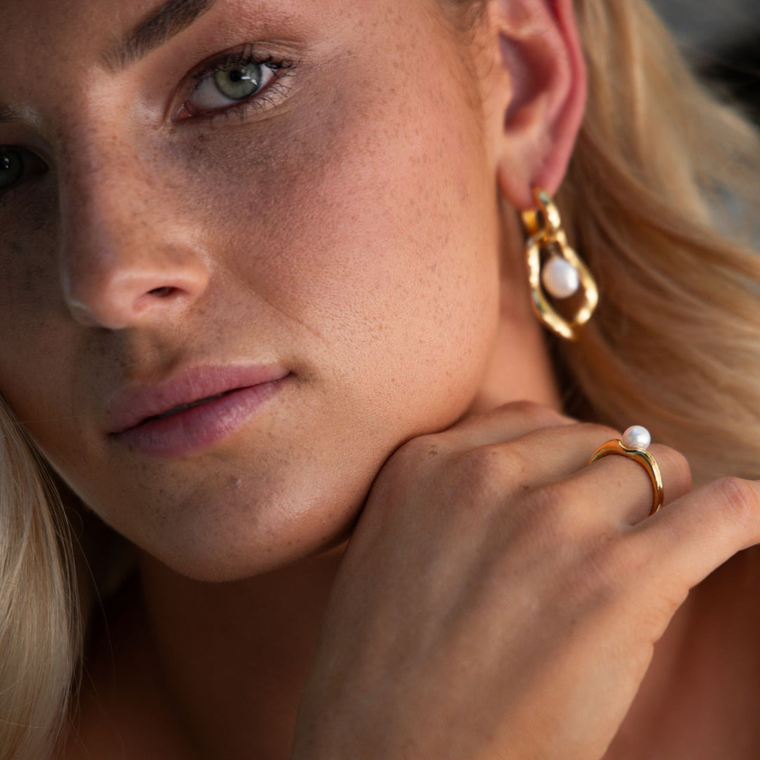Hoop Earrings with Freshwater Pearls In Gold