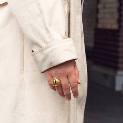 Ring heart-shaped gold