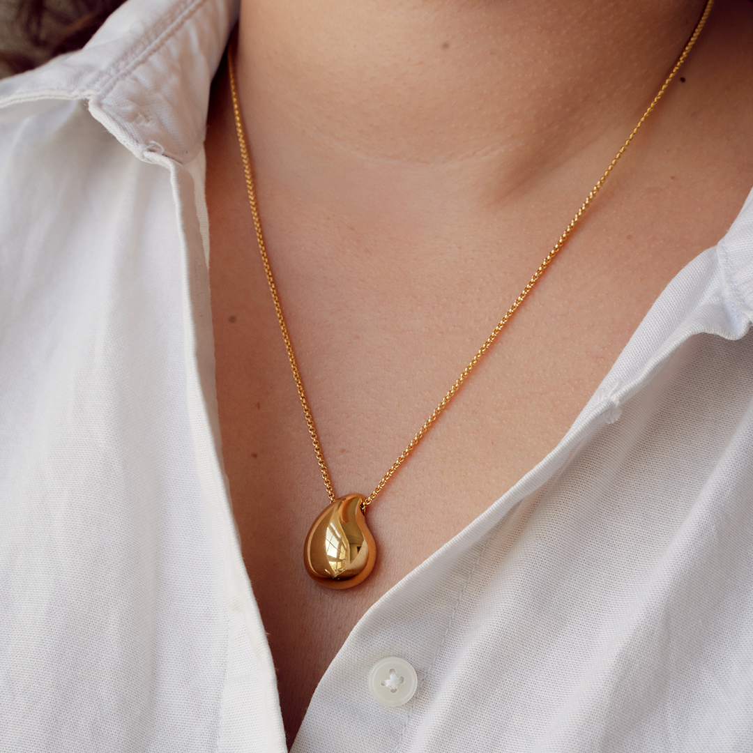 Necklace with pendant in drop-shape gold