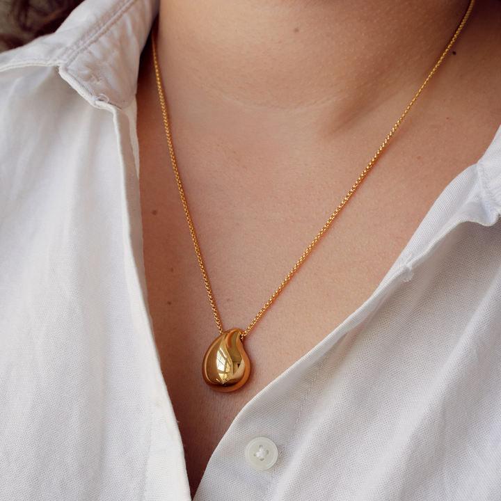 Necklace with pendant in drop-shape gold