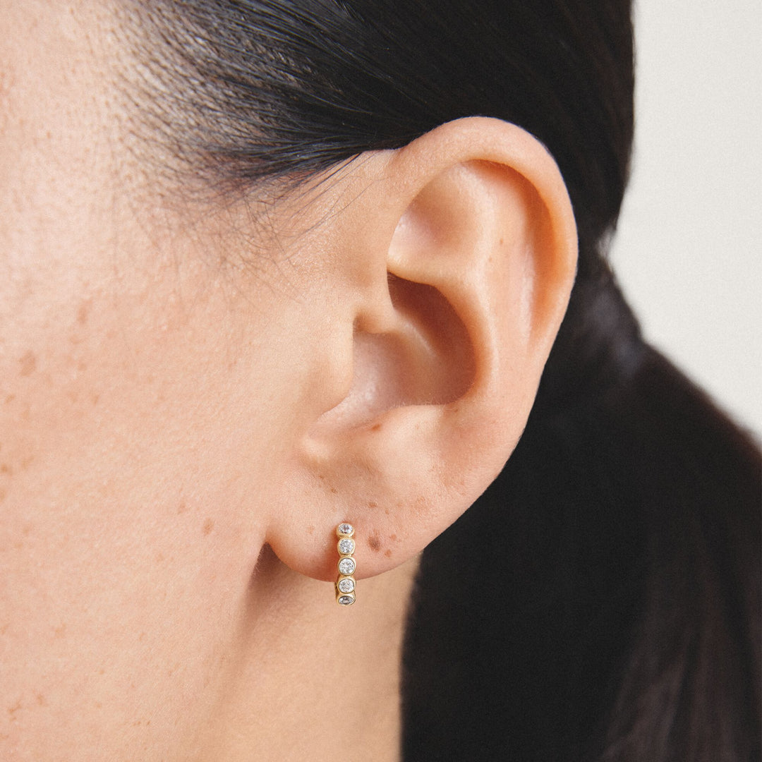 Hoop earrings with zirconia