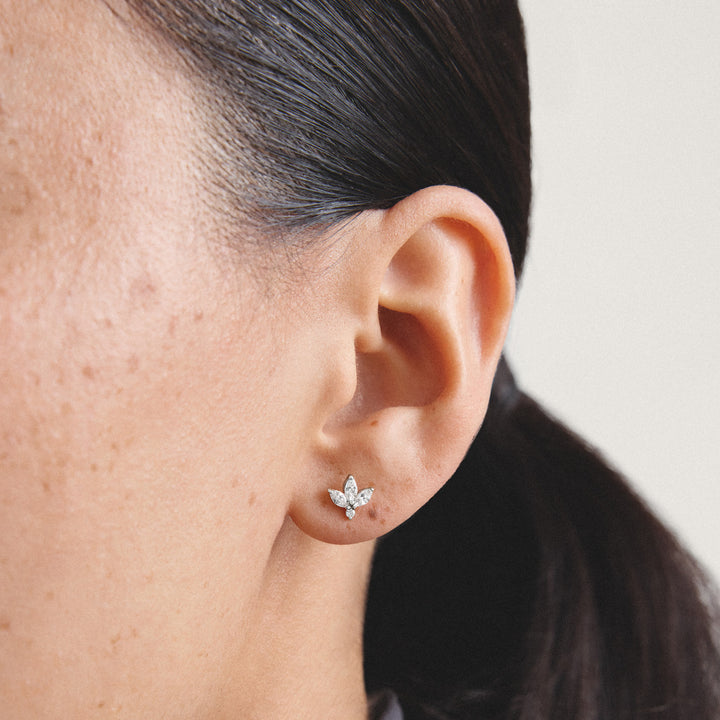 Stud earrings flower with zirconia in teardrop shape