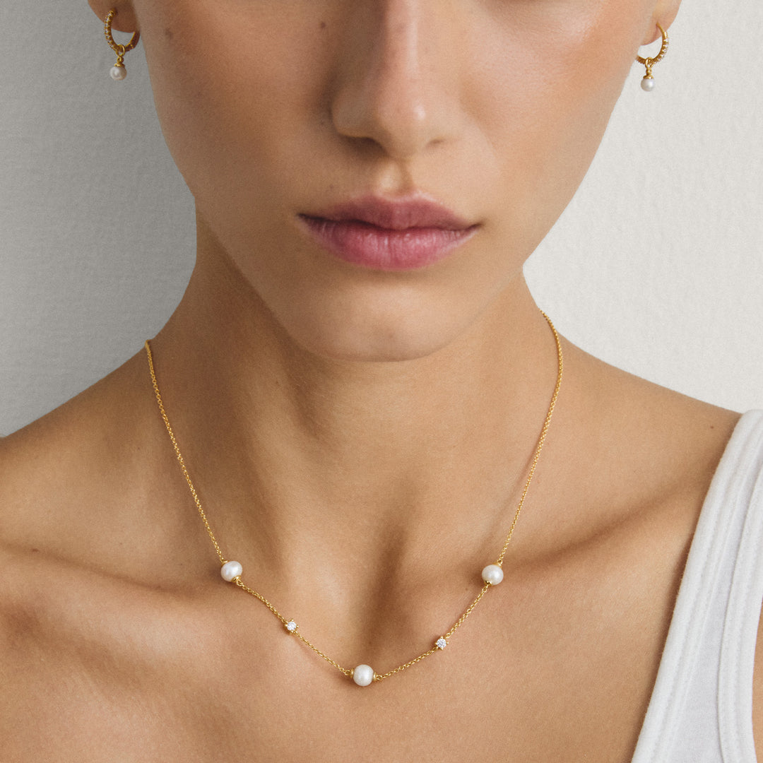 Chain with pearls and zirconia