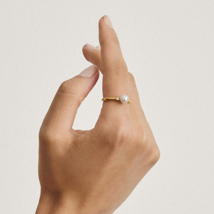 Ring pearl with zirconia