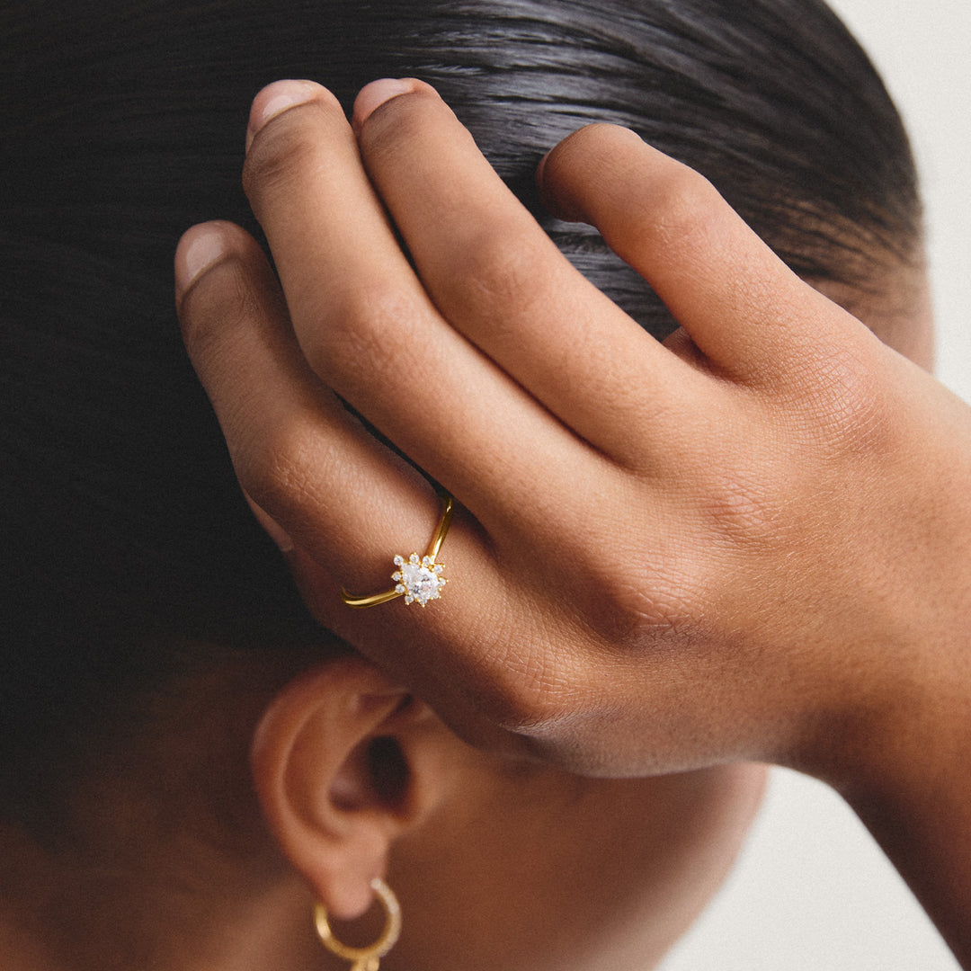 Ring with zirconia in teardrop shape