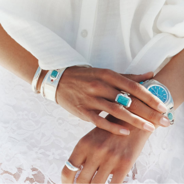 Model wearing THOMAS SABO jewellery and watch featuring turquoise